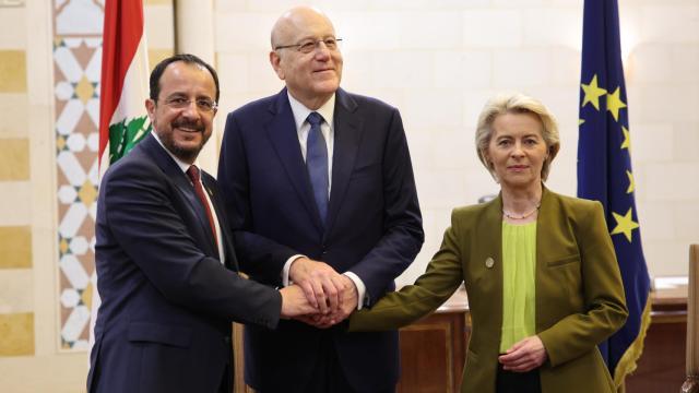 El presidente de Chipre, Nikos Christodoulides, el primer ministro de Líbano, Najib Mikati, y la presidenta Ursula von der Leyen, durante su reunión de este jueves en Beirut