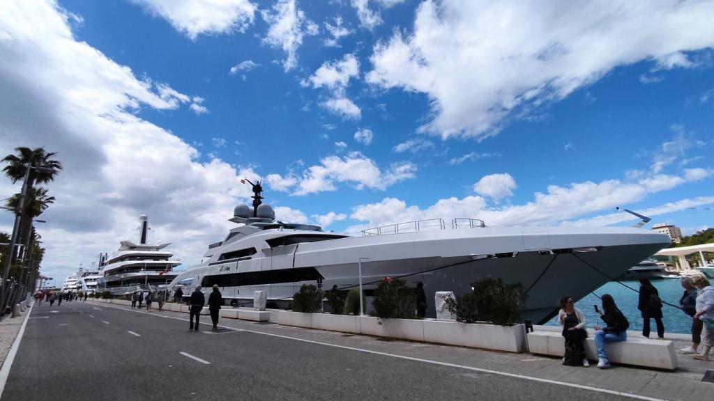 Imagen de varios de los yates atracados estos días en la marina de Málaga.