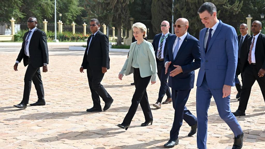 La presidenta de la Comisión, Ursula von der Leyen; el presidente de Mauritania, Mohamed Ould Ghazouani; y el presidente del Gobierno, Pedro Sánchez, durante la visita al país africano en febrero de 2024