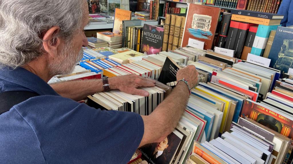 La Feria del Libro Antiguo y de Ocasión en el Paseo de Recoletos de Madrid.