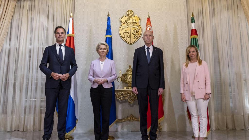 Mark Rutte, Ursula von der Leyen y Giorgia Meloni, durante su reunión con el presidente de Túnez, Kais Saied, para firmar el pacto migratorio en junio de 2023