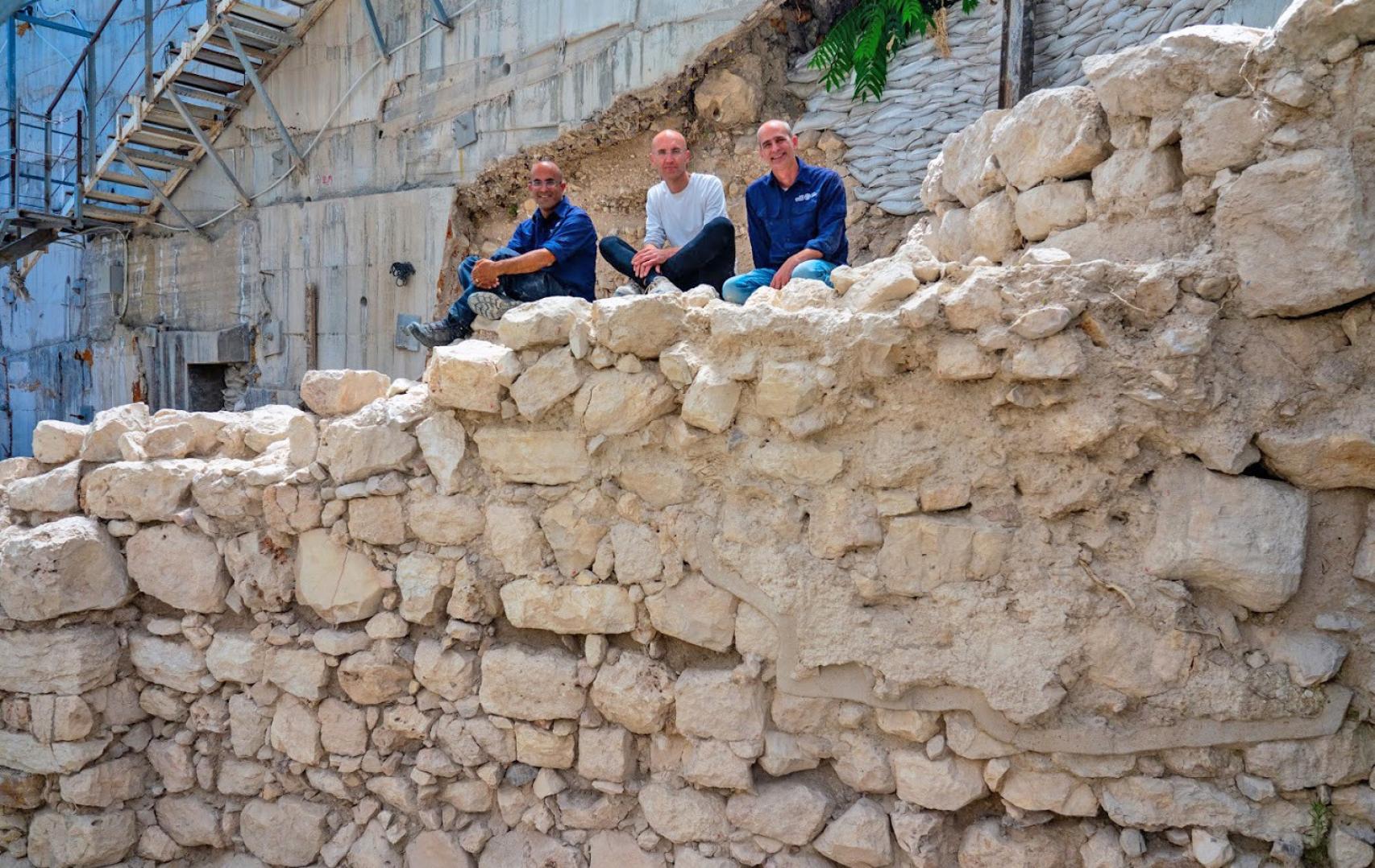 Los investigadores, en una de las zonas de la ciudad excavadas.