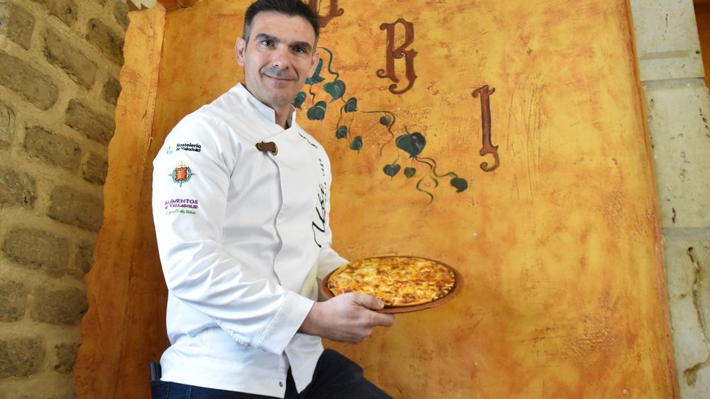 Carlos con su pizza de callos en el Restaurante Pizzería Ubi