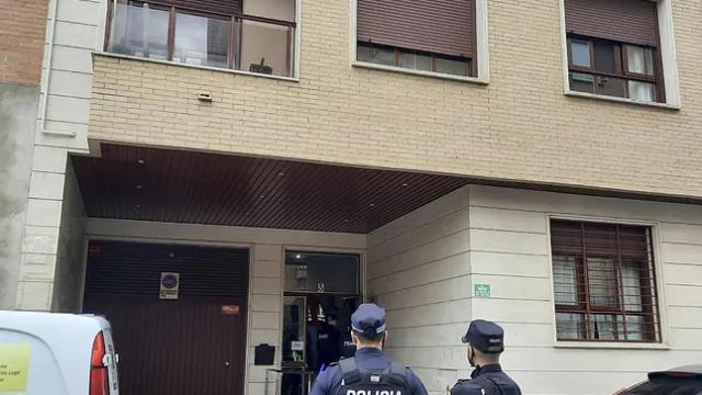 Agentes de Policía, frente al edificio en el que un joven ha asesinado a su madre.