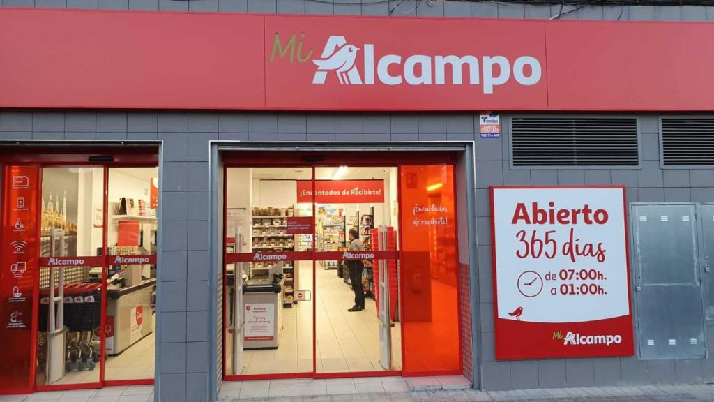 Puerta de entrada de Alcampo.