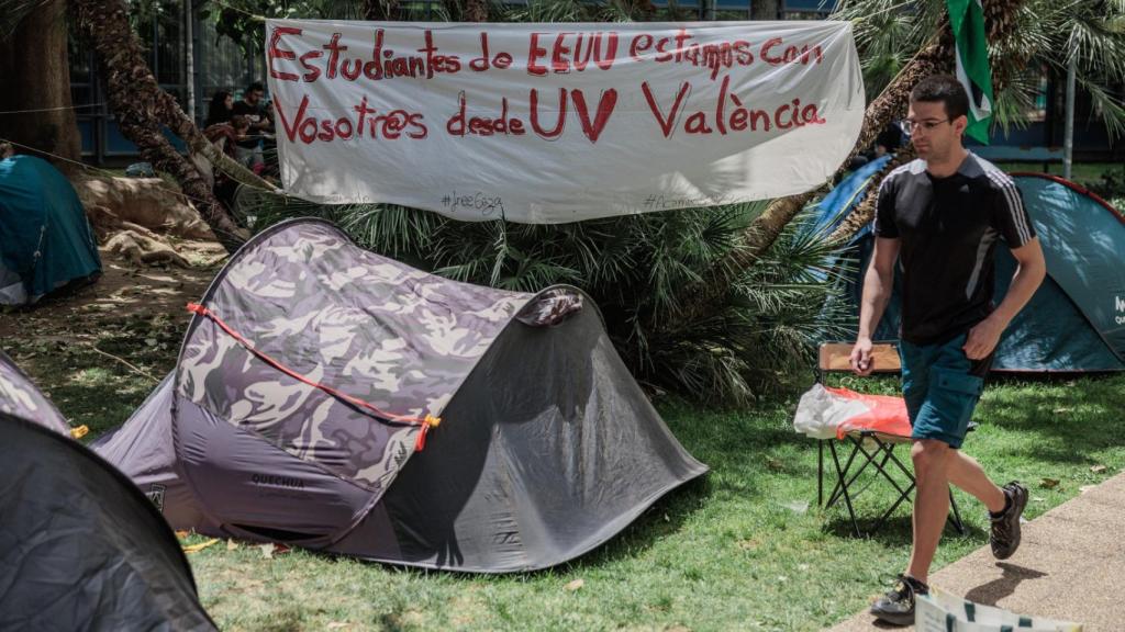 Pancarta de apoyo a los estudiantes de EEUU que apoyan la causa palestina.