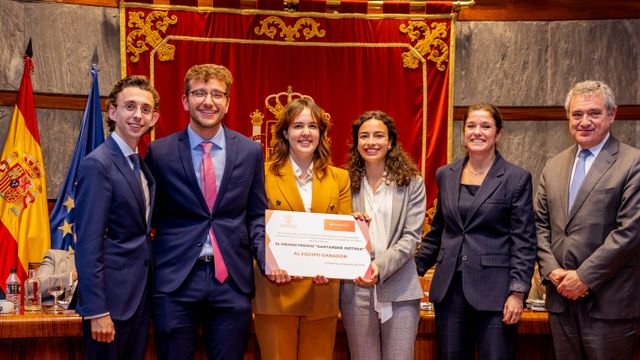 Equipo ganador el II Moot Court CONEDE formado por estudiantes de la Universidad de Alicante