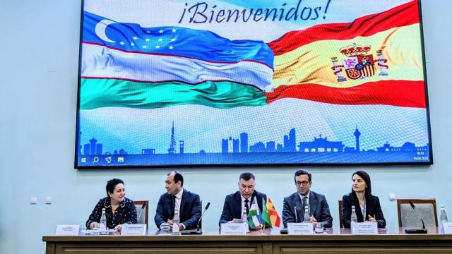 Los representantes de la UA y de una universidad de Uzbekistán.