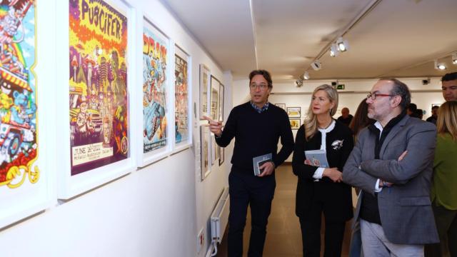 La concejala de Educación y Cultura, Irene Carvajal, observa la exposición