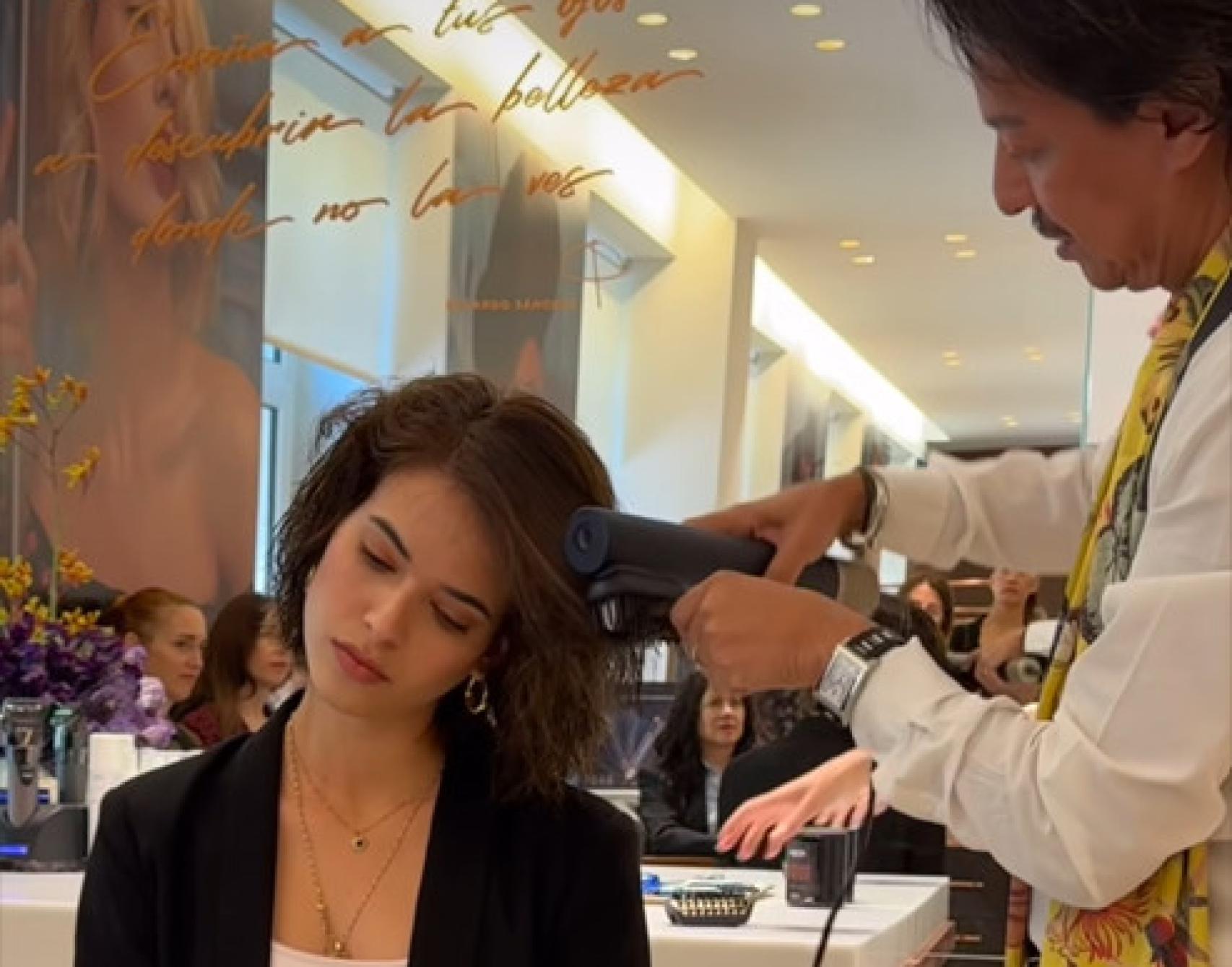 El peluquero y estilista Eduardo Sánchez con el nuevo lanzamiento de Air Wand Babyliss.