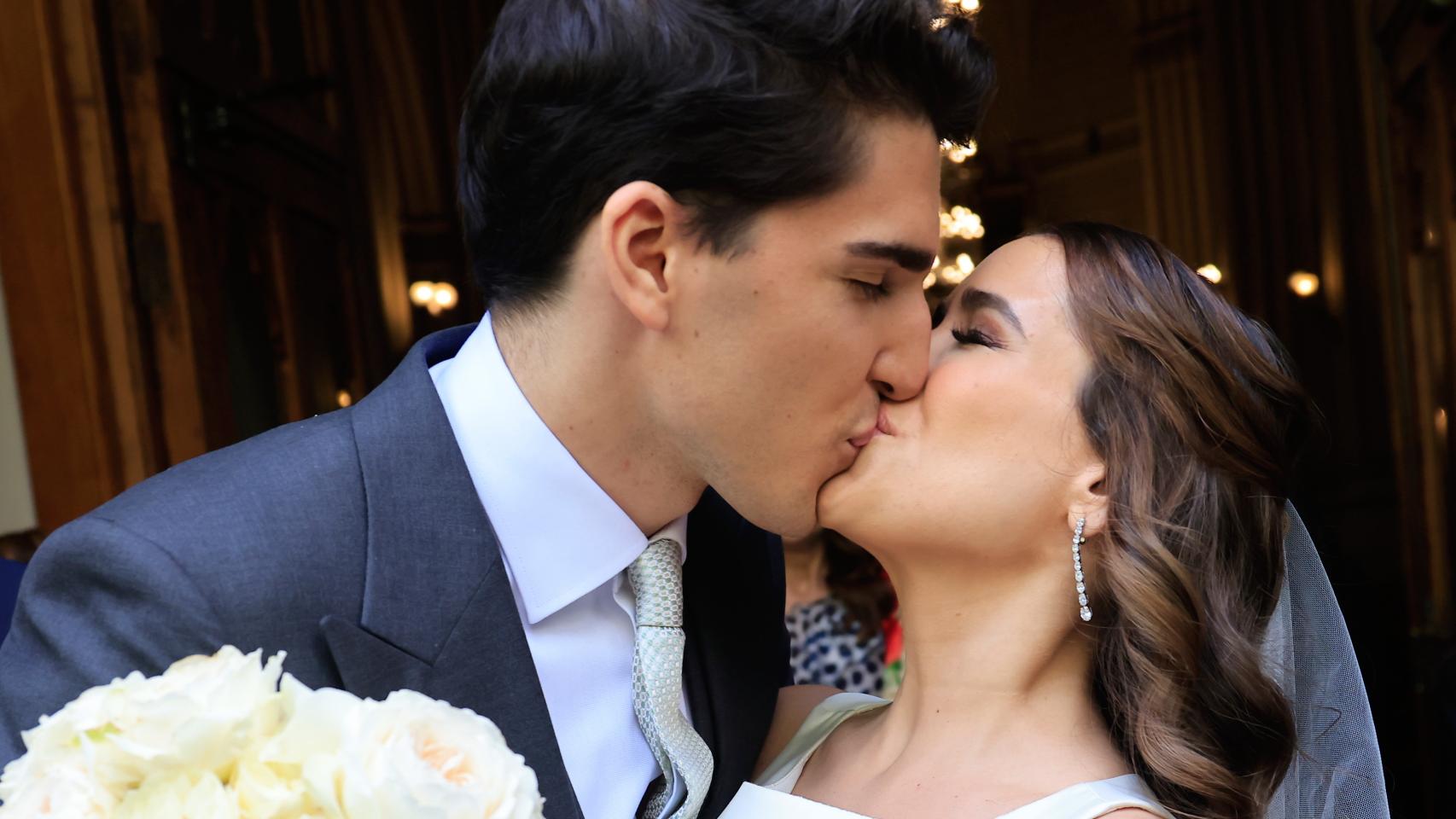 Javier García-Obregón y Eugenia Gil tras darse el 'sí, quiero' en la iglesia San Fermín de los Navarros.