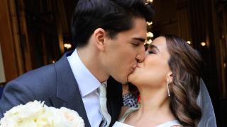 Javier García-Obregón y Eugenia Gil tras darse el 'sí, quiero' en la iglesia San Fermín de los Navarros.