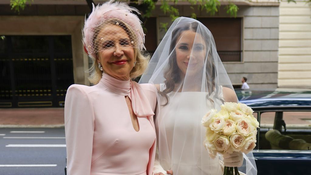 Eugenia Gil junto a su madre, quien también ejerció de madrina.