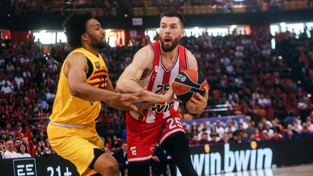 Alec Peters (d.) realiza una entrada a canasta frente a Jabari Parker (i.).