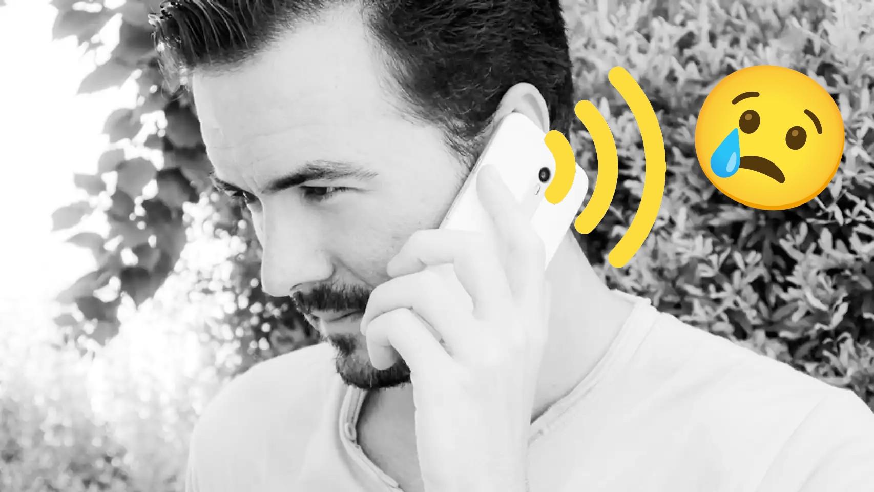 Hombre llamando por teléfono con emoji de fondo