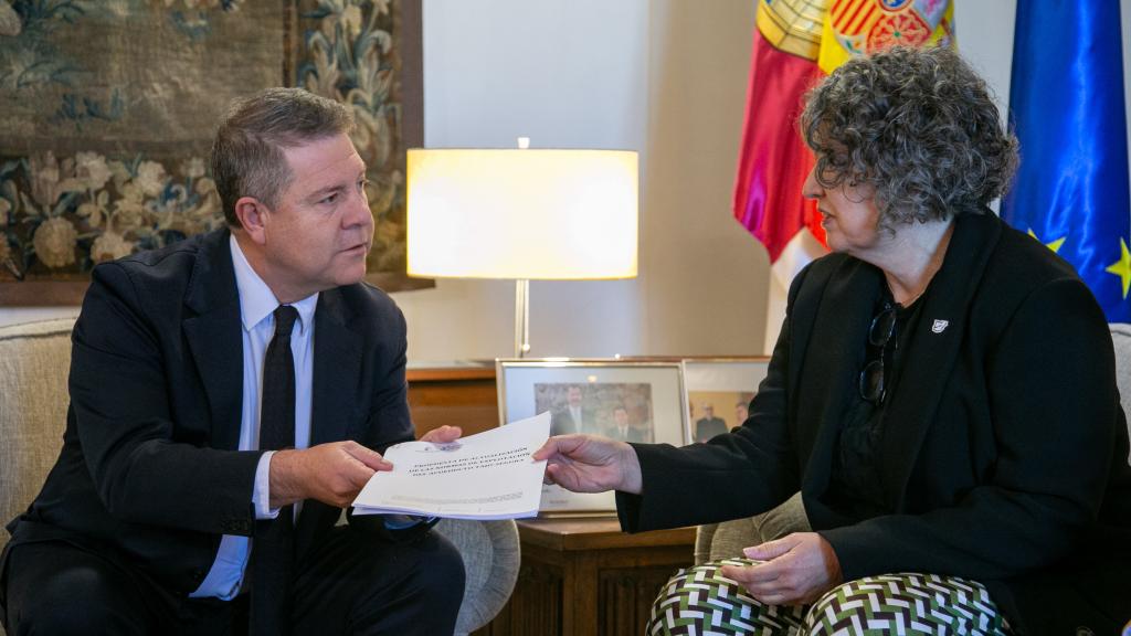 Emiliano García-Page y Mercedes Gómez, presidente y consejera de Desarrollo Sostenible de Castilla-La Mancha.