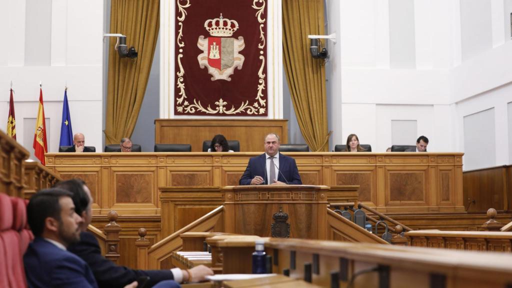 Intervención del consejero de Agricultura, Julián Martínez Lizán, en las Cortes. Foto: Cortes CLM.