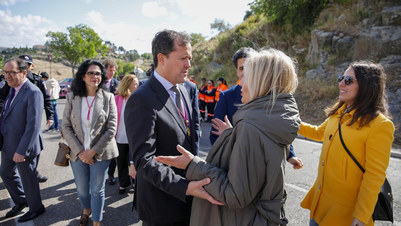 El alcalde de Toledo, Carlos Velázquez, saluda a la vicealcaldesa, Inés Cañizares, en la romería del Valle este miércoles.