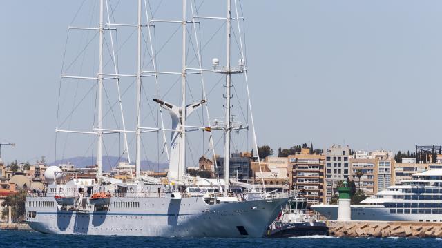 Un crucero atracado en el Puerto de Cartagena.