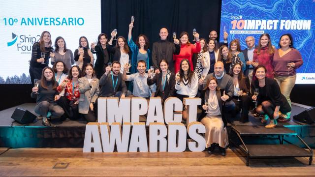 Imagen del equipo en el décimo aniversario de Ship2B Impact Forum, cita que congregó a más de 500 líderes para acelerar el camino hacia la economía de impacto.