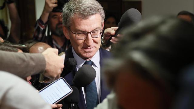 Alberto Núñez Feijóo, en un corrillo de prensa en el Congreso de los Diputados.
