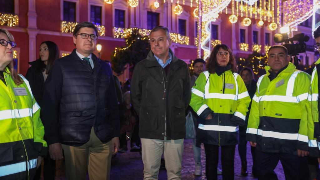 Sanz y Pimentel, junto a varios serenos.
