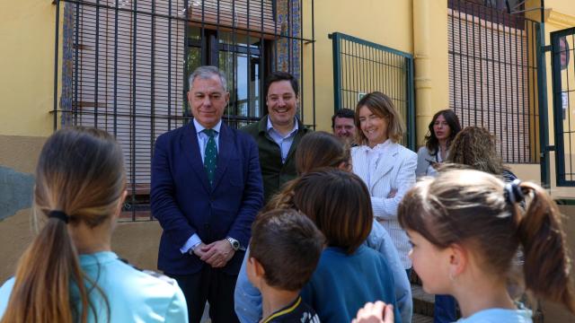 José Luis Sanz, en su ronda de visitas a los colegios de Sevilla.