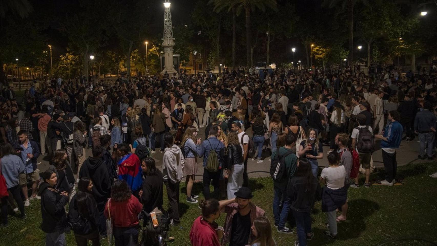 Jóvenes haciendo botellón.