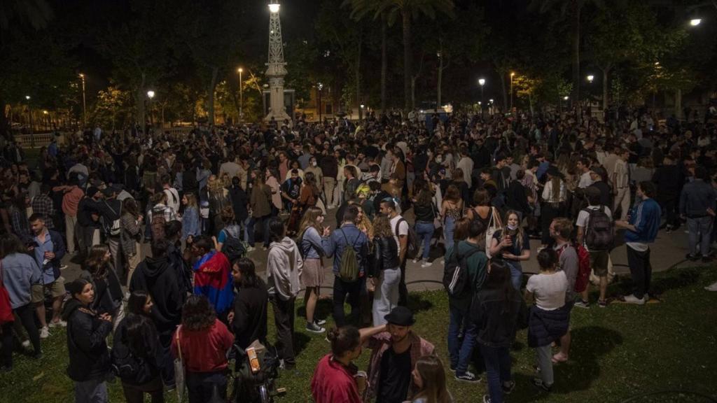 Jóvenes haciendo botellón.