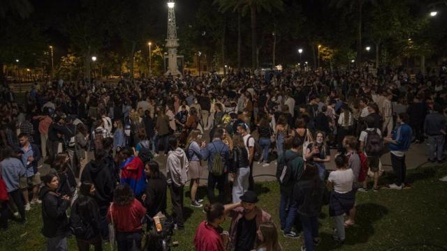 Jóvenes haciendo botellón.