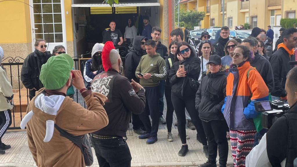 Darëk dando explicaciones a los curiosos.