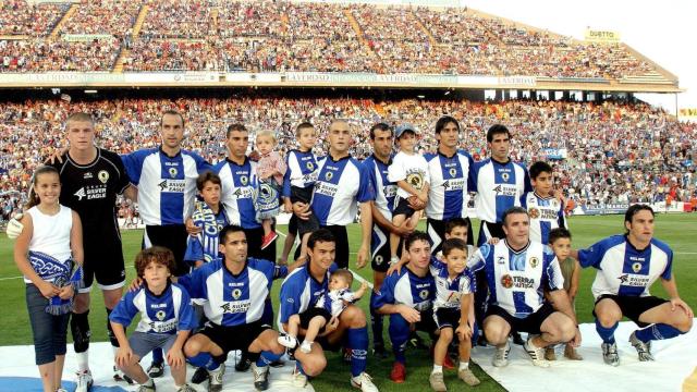 Nano de rodillas, abajo, el primero por la derecha.