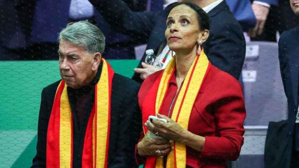 El legendario tenista junto a su última esposa en la final de la Copa Davis en la Caja Mágica de Madrid, en 2019.