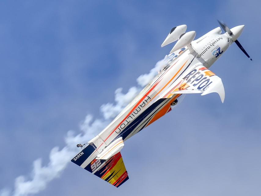 El piloto acrobático Juan Velarde, en acción, realizando una figura en el cielo.