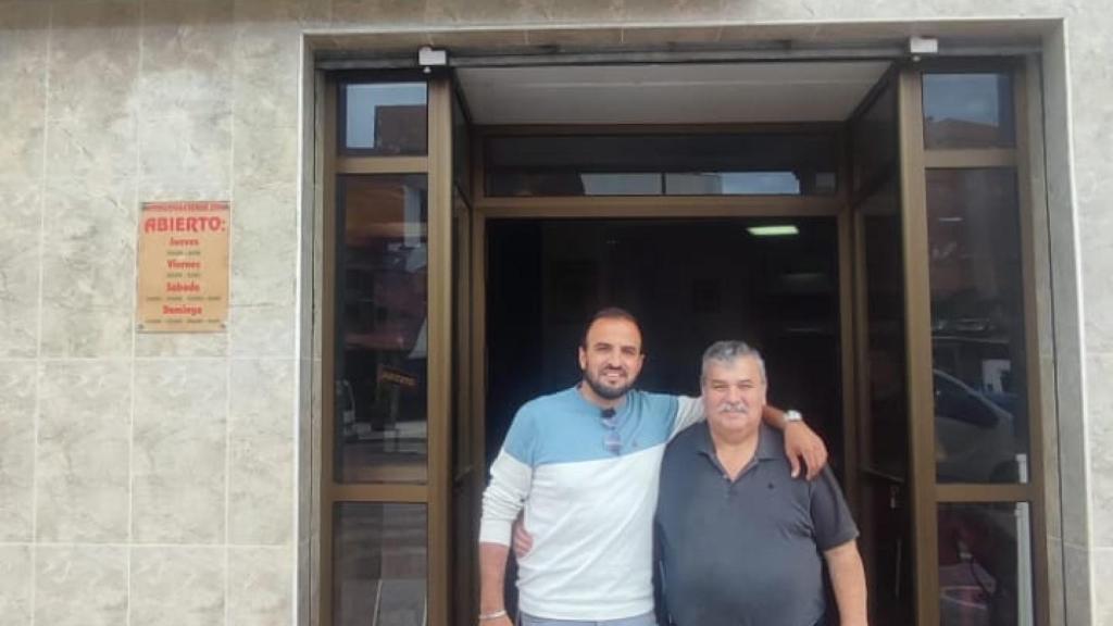 Marcos con Antonio en la puerta de la Joan.