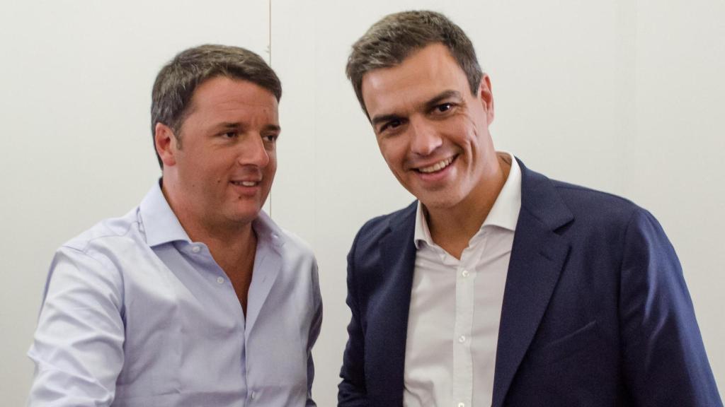 Matteo Renzi y Pedro Sánchez posan antes de mitin de 2014