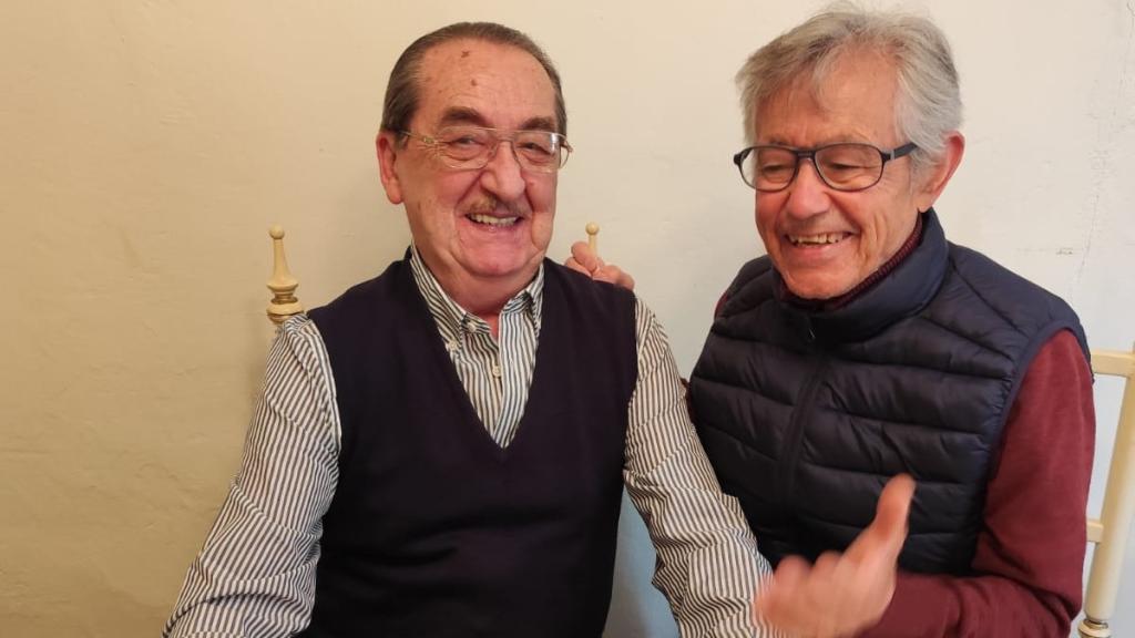 Antonio Parrillas, a la derecha, con Antonio Romero, uno de los mayores a los que acompaña, a la derecha.