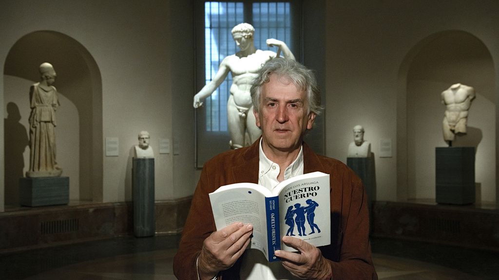 Juan Luis Arsuaga sostiene con su manos uno de sus últimos libros: 'Nuestro cuerpo'.
