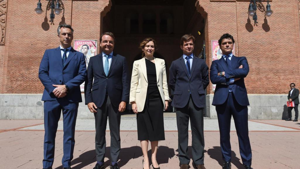 El empresario Rafael García Garrido; la presidenta de la Comunidad de Madrid, Isabel Díaz Ayuso, y los toreros El Juli y Miguel Abellán .