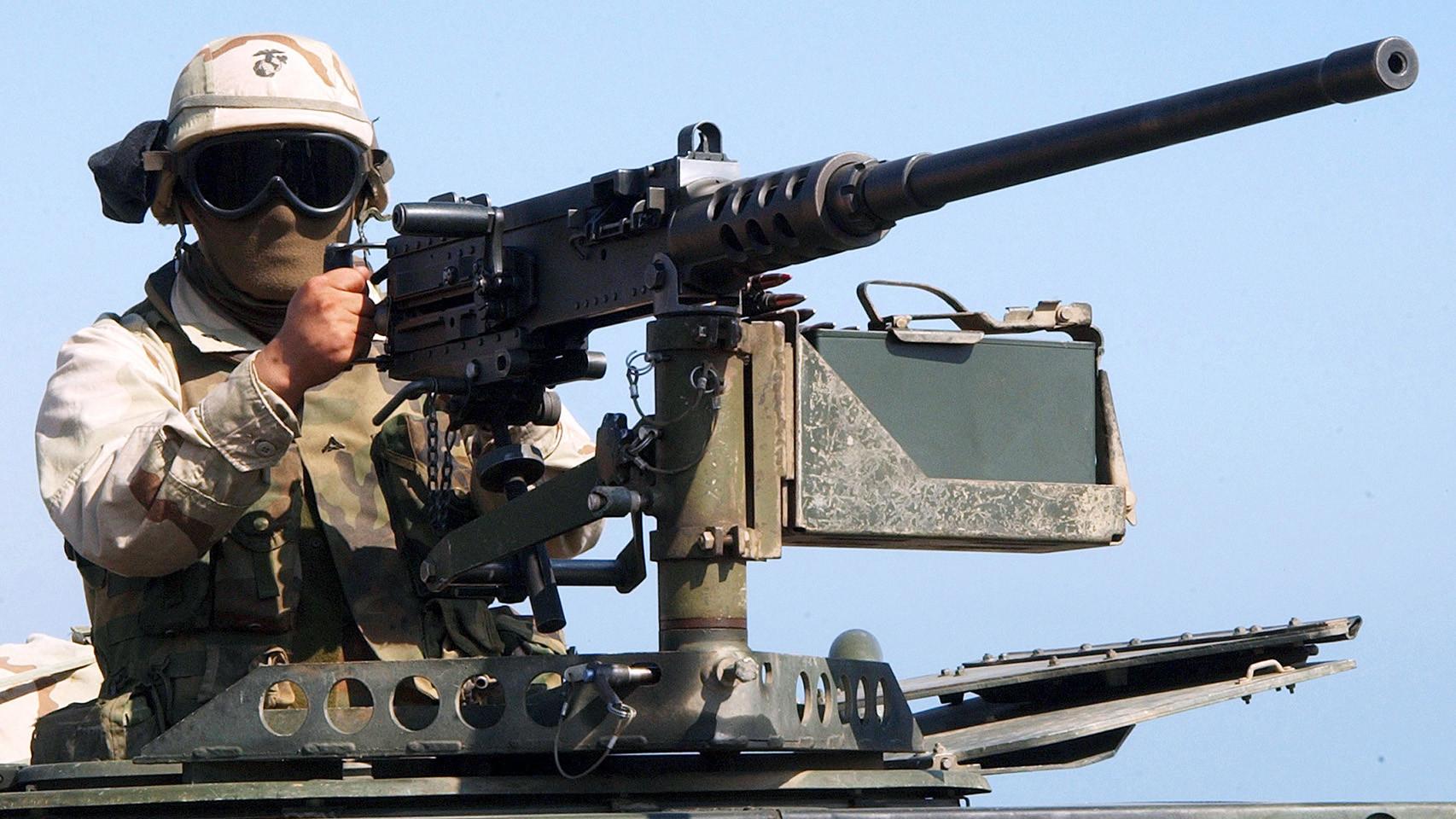 Soldado estadounidense con una M2 Browning en un vehículo blindado.