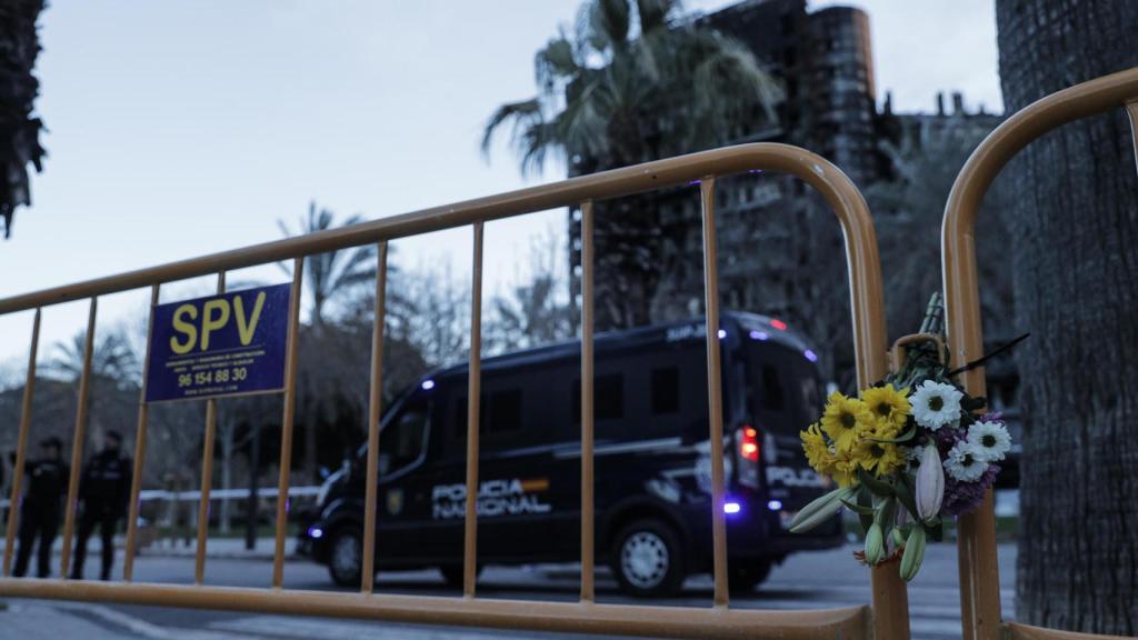 Flores en recuerdo de las víctimas.