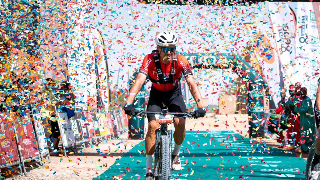 Luis León Sánchez entra en meta en la última etapa de la Morocco Titan Desert 2024