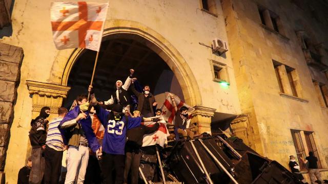 Manifestantes bloquean la entrada del Parlamento durante una concentración en Tiflis, Georgia, el 2 de mayo de 2024.