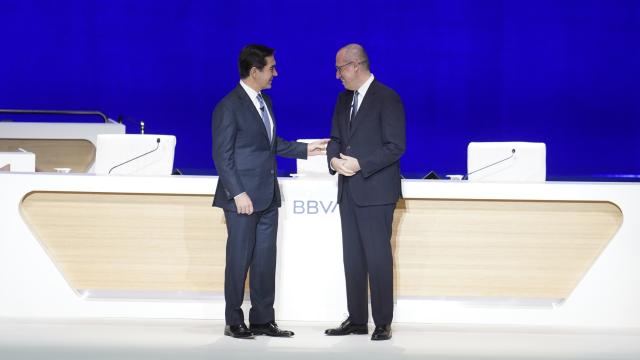El presidente de BBVA, Carlos Torres (i), y el CEO de BBVA, Onur Genç (d), durante una junta general de accionistas del BBVA, en el Palacio de Euskalduna de Bilbao.