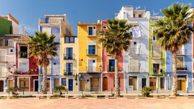 Pintorescas casitas de colores en Villajoyosa.