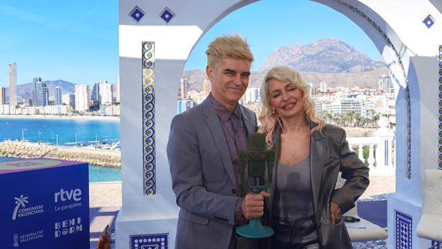 Mark Dasousa y María Bas, tras ganar el micrófono de bronce del Benidorm Fest en febrero.