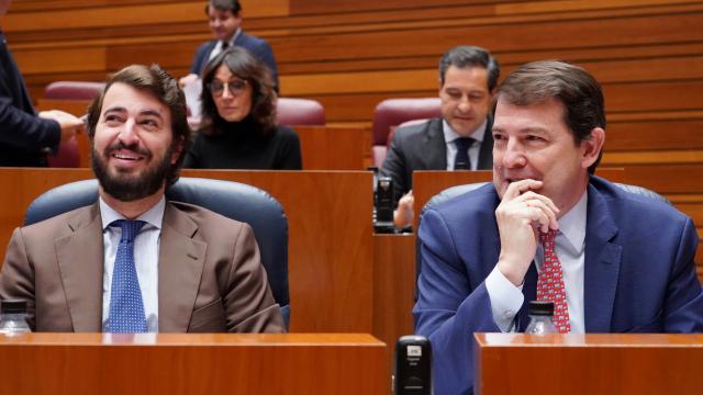 El vicepresidente de la Junta, Juan García-Gallardo, y el presidente, Alfonso Fernández Mañueco, en un pleno de las Cortes.
