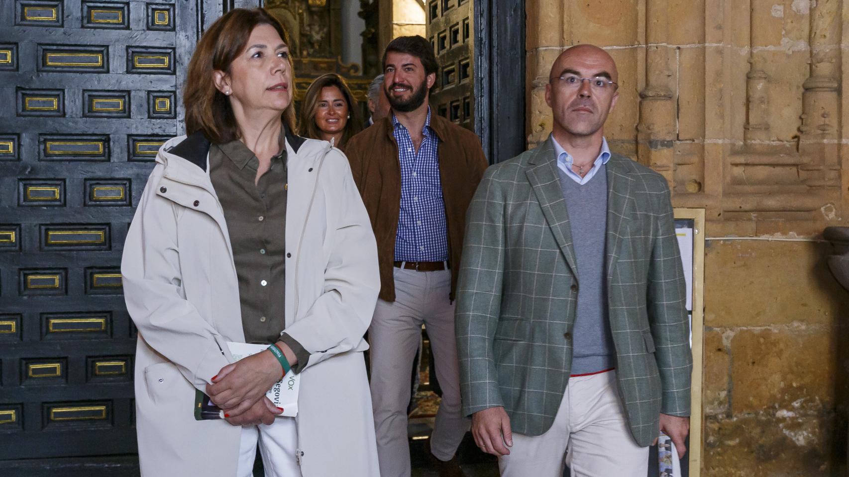 La portavoz de Vox en el Ayuntamiento de Segovia, Esther Núñez, junto al vicepresidente de la Junta, Juan García-Gallardo, y al dirigente de Vox, Jorge Buxadé.