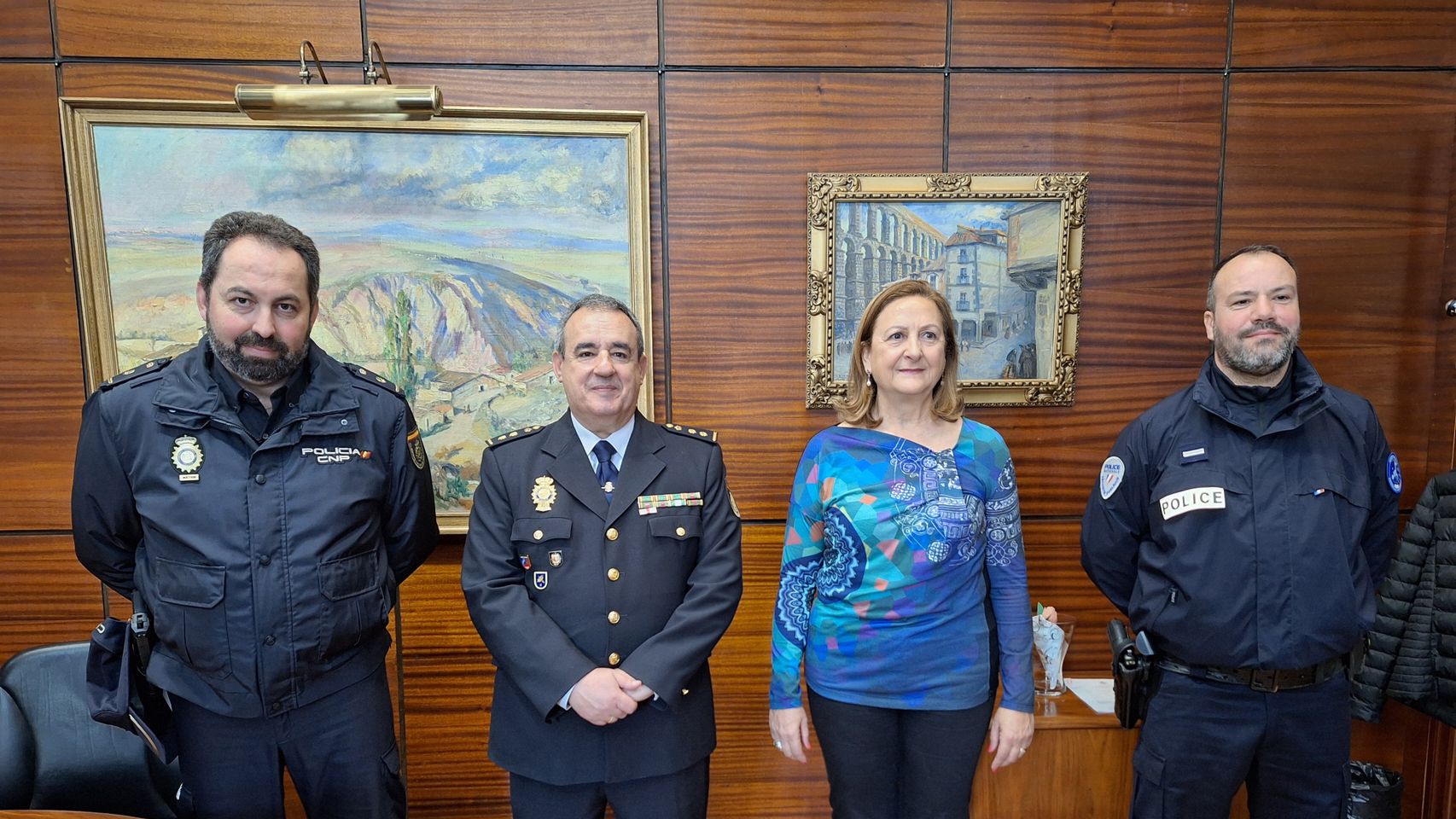 El agente visita a la subdelegada del Gobierno, junto con el comisario jefe de la Policía Nacional en Segovia