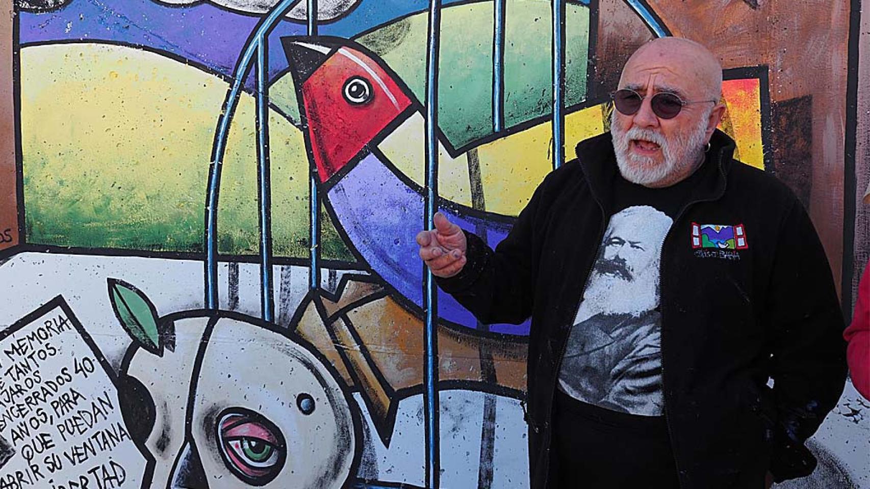 Manuel Sierra y su mural en San Pelayo